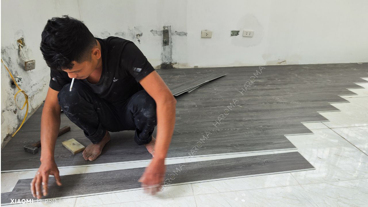 Lát sàn nhựa giả gỗ Haroma cho phòng 80m2 hết bao nhiêu tiền?