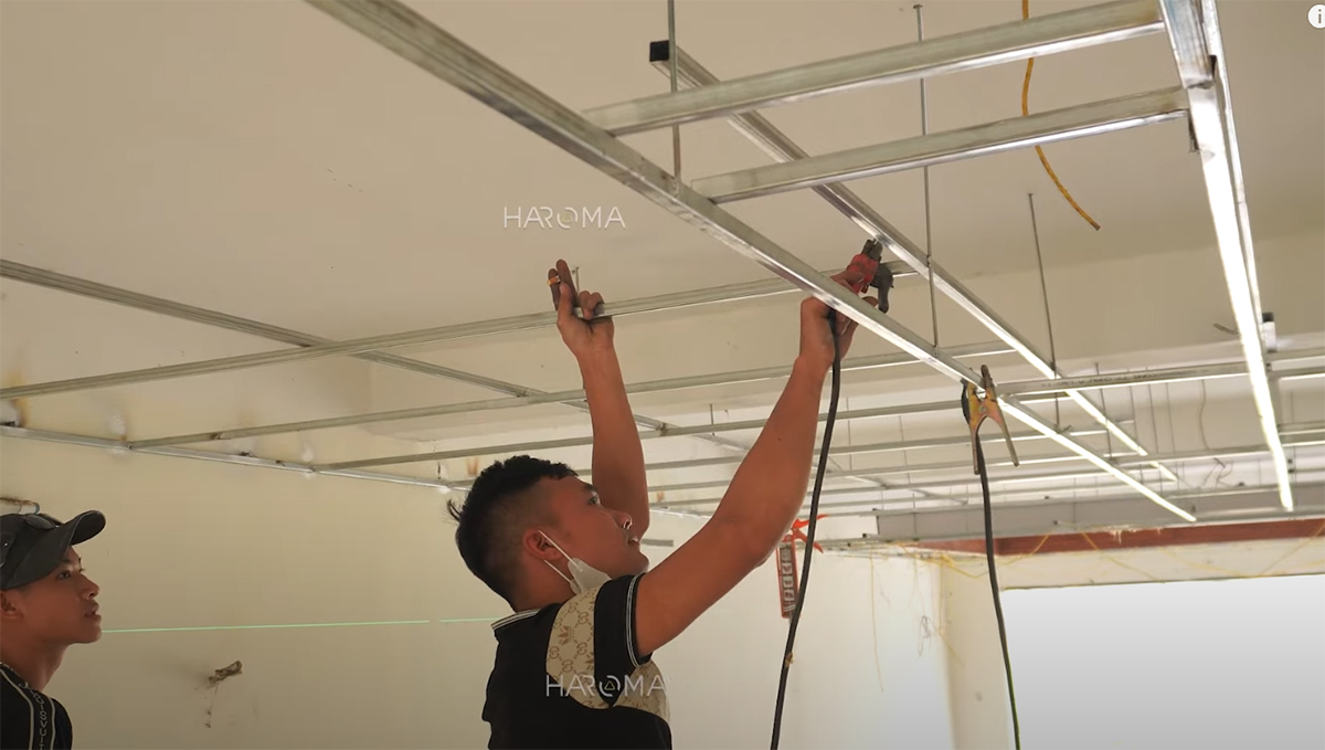 Chi tiết 5 bước thi công trần nhựa NANO giật cấp chuẩn như thợ xịn