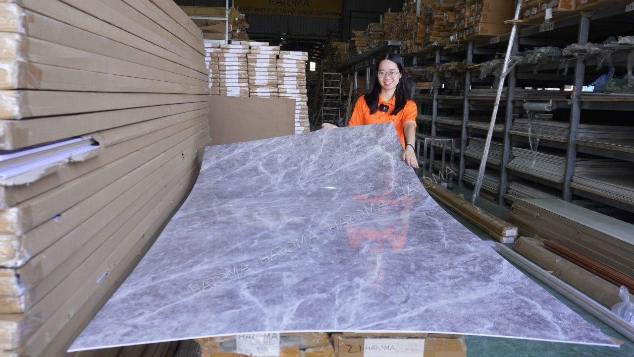 Báo giá tấm ốp nhựa giả đá mới nhất tháng 7/2025