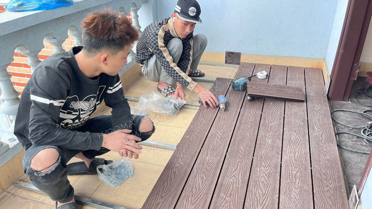 Bảng giá thi công sàn gỗ nhựa ngoài trời mới nhất 2025