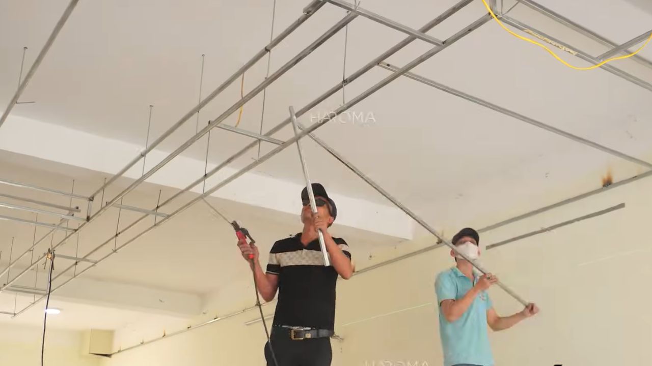 Cách thi công trần nhựa giật cấp chuẩn từ thợ chuyên nghiệp