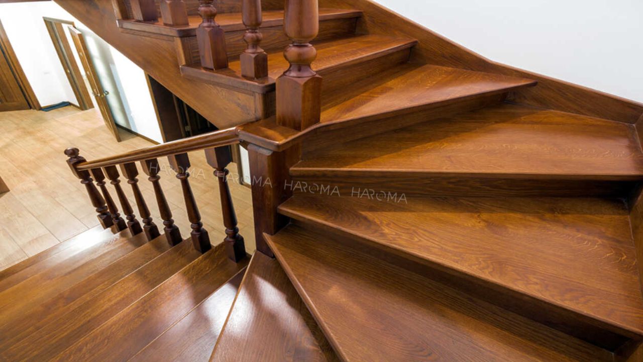 So sánh vật liệu ốp cầu thang: Nên chọn tấm nhựa giả gỗ hay gỗ công nghiệp?