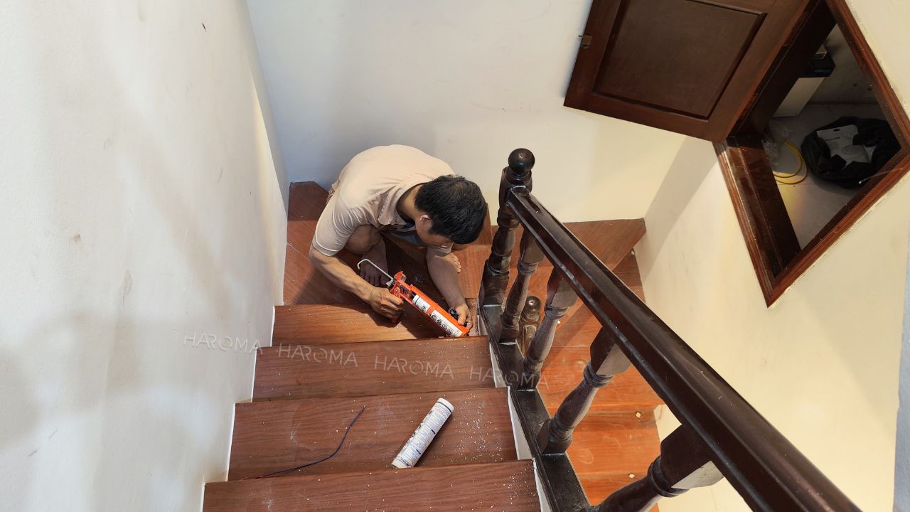 So sánh vật liệu ốp cầu thang: Nên chọn tấm nhựa giả gỗ hay gỗ công nghiệp?