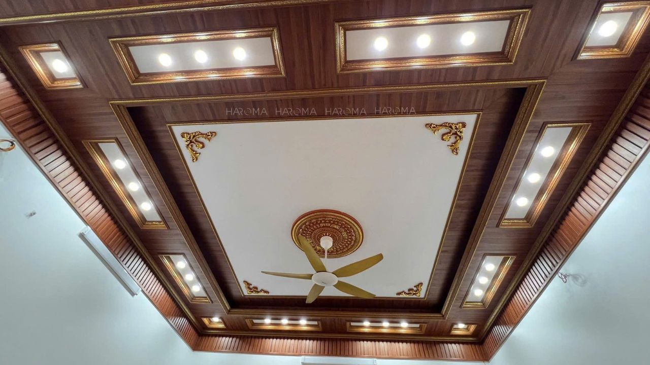 Nên dùng gỗ công nghiệp hay nhựa giả gỗ ốp tường phòng khách phù hợp hơn?