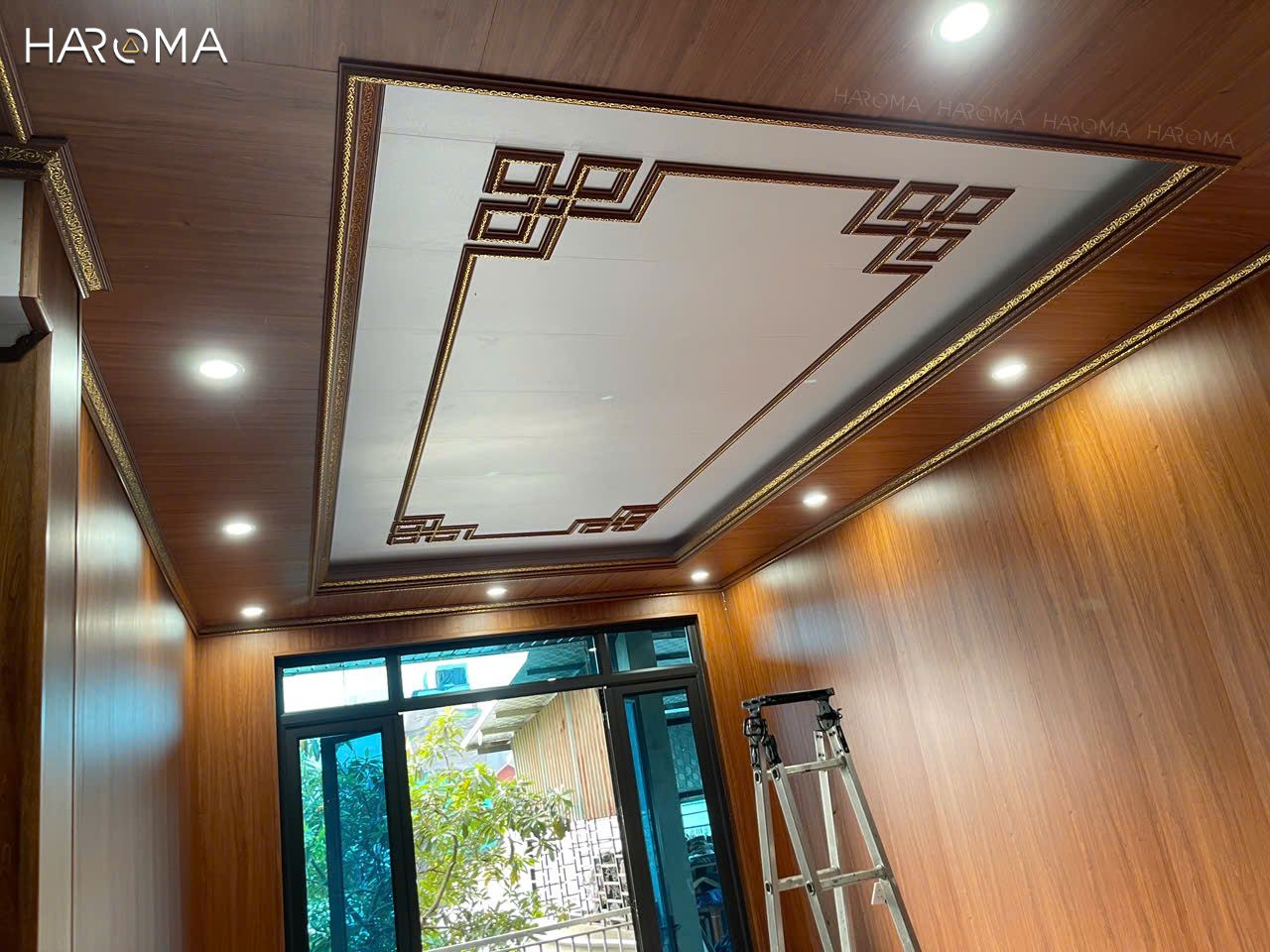 Nên chọn tấm ốp trần lam sóng hay tấm ốp nano? Bí quyết giúp bạn chọn đúng chỉ trong 1 phút