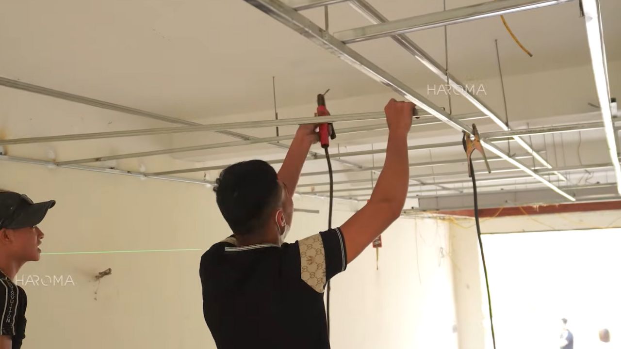 Hướng dẫn thi công trần nhựa nano trên khung xương kim loại chuẩn kỹ thuật, bền đẹp theo thời gian