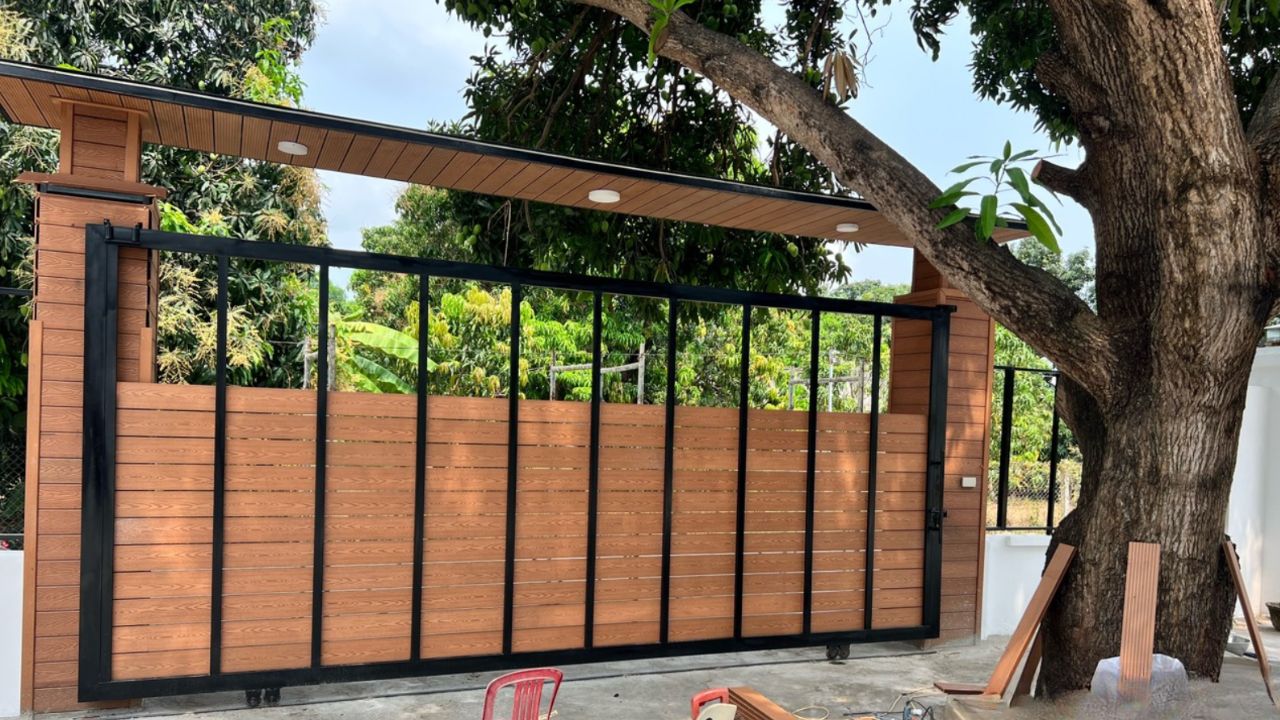 Thi công cổng gỗ nhựa đúng kỹ thuật – 4 chi tiết bắt buộc phải biết để không tốn tiền oan