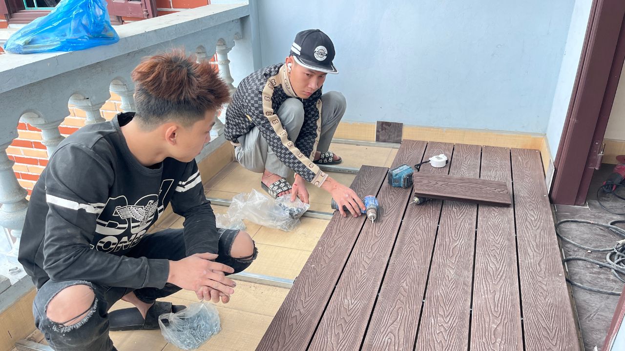Lót sàn ban công nên chọn vật liệu gì? Phân tích chi tiết các loại sàn gỗ nhựa ngoài trời