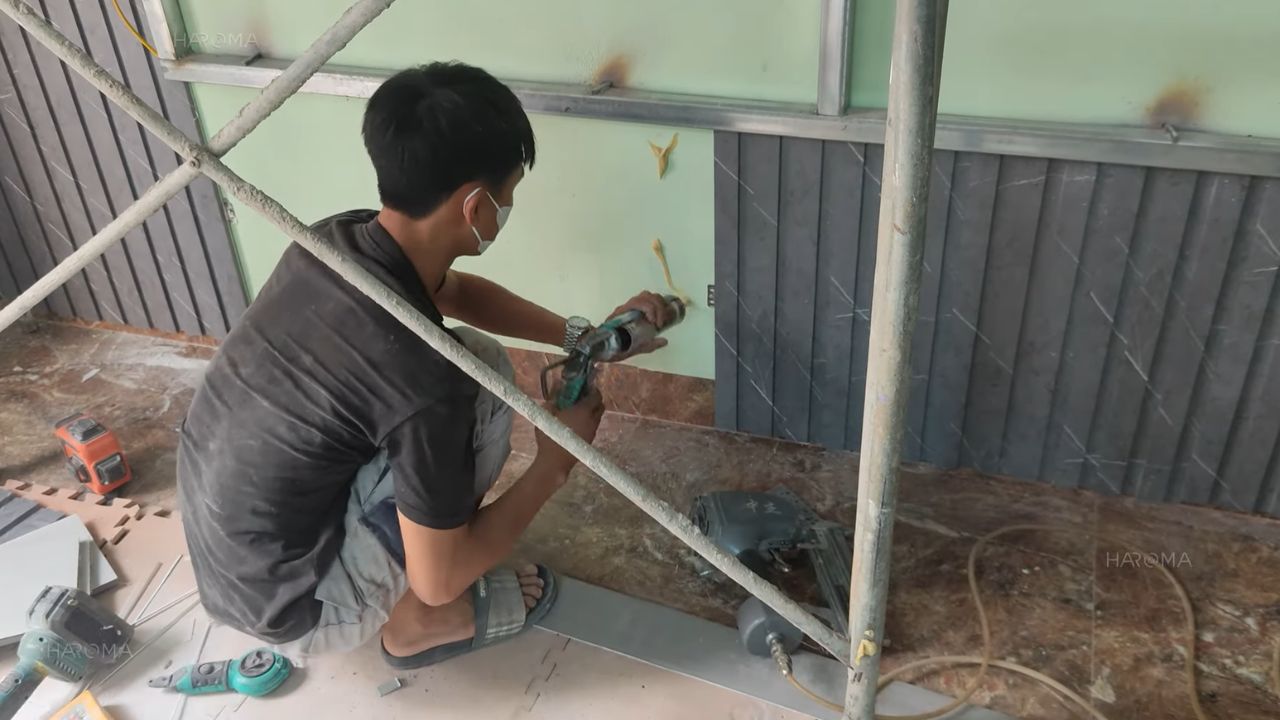 Thi công tấm ốp lam sóng có cần làm khung xương hay ốp trực tiếp vào tường?