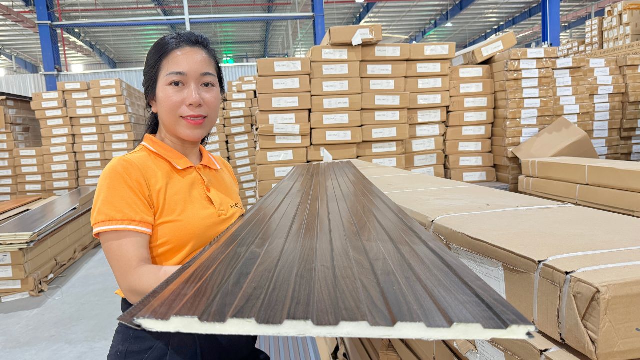 Tấm panel vân gỗ có những mẫu nào? Báo giá mới nhất