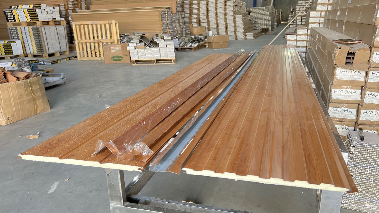 Tấm panel vân gỗ có những mẫu nào? Báo giá mới nhất