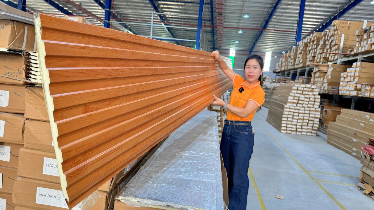 Phân biệt và báo giá lam sóng nhựa và tấm panel lam sóng ốp tường