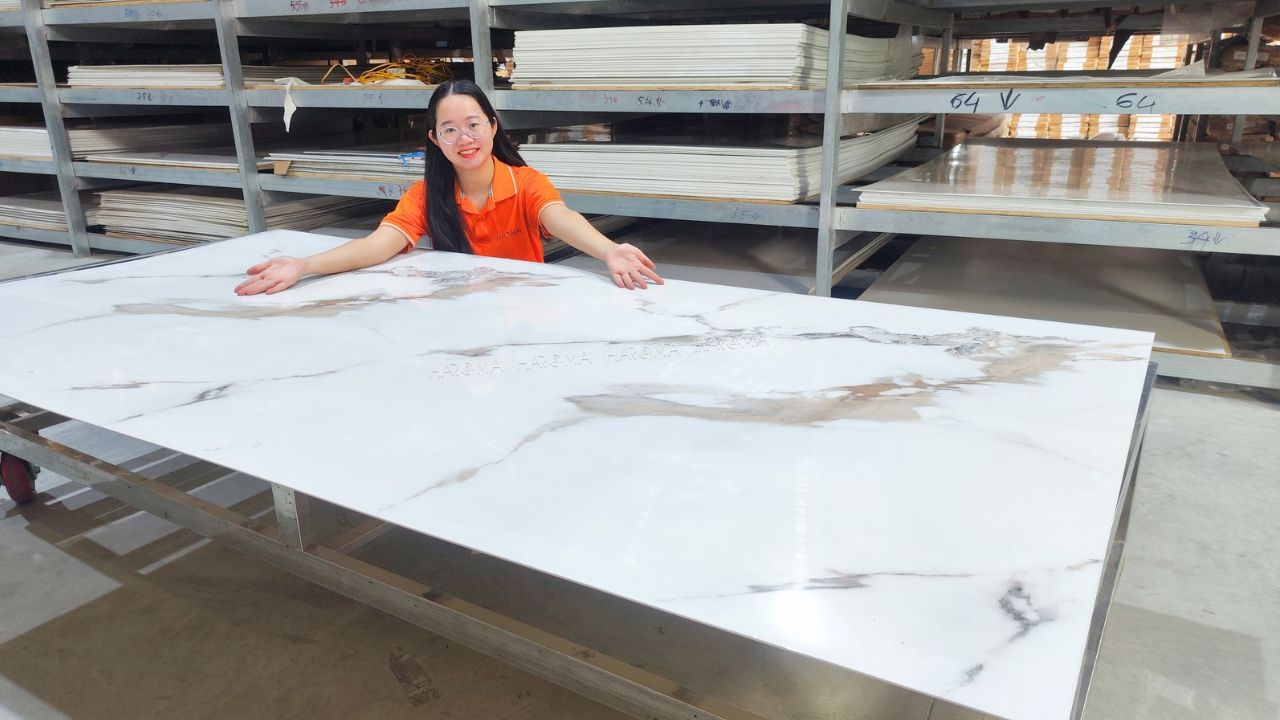 Báo giá vật tư bức vách tivi lam sóng kết hợp PVC vân đá