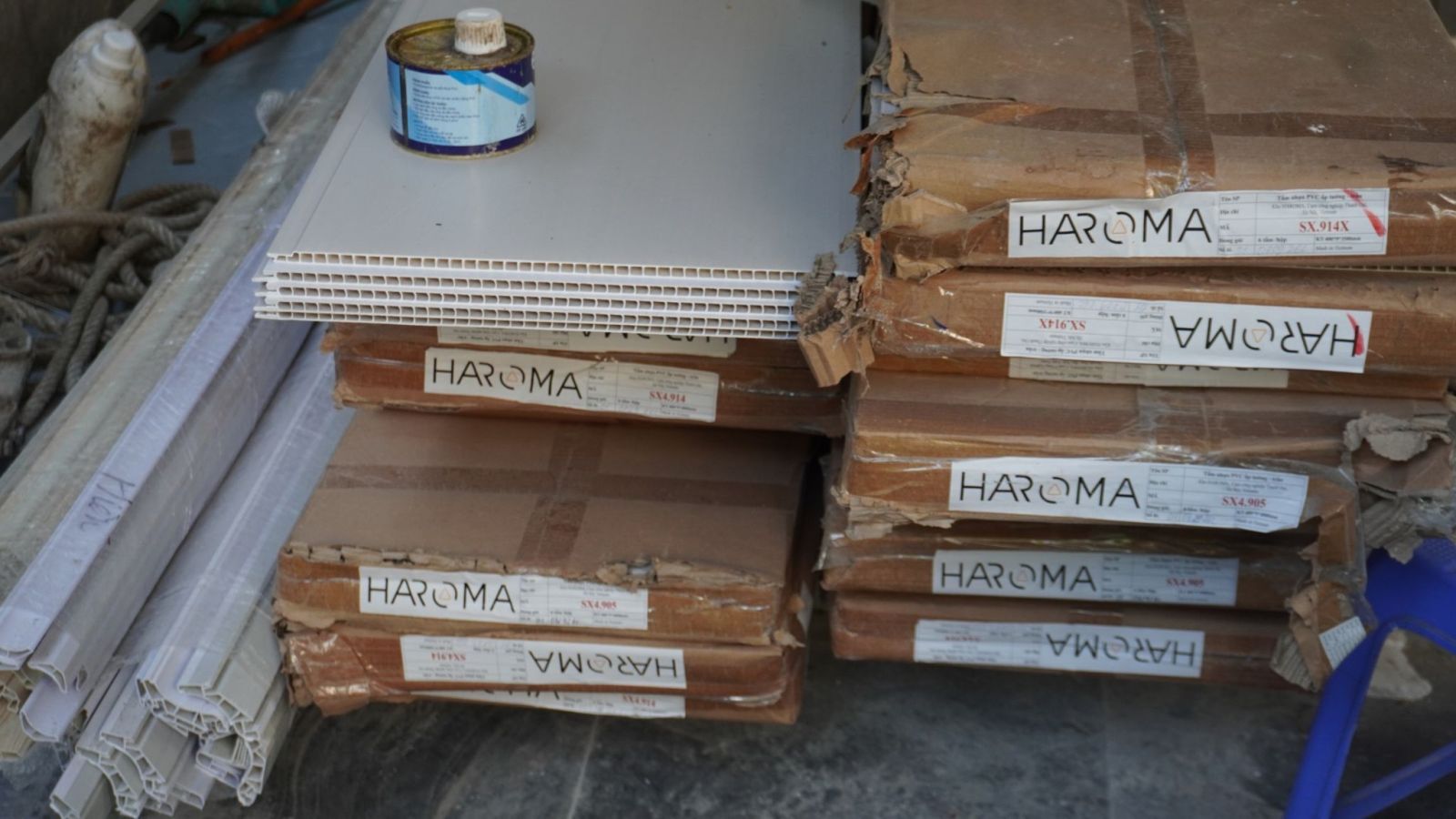 Hướng dẫn các bước thi công tấm ốp nhựa nano trắng cải tạo tường nhà ẩm mốc bong tróc