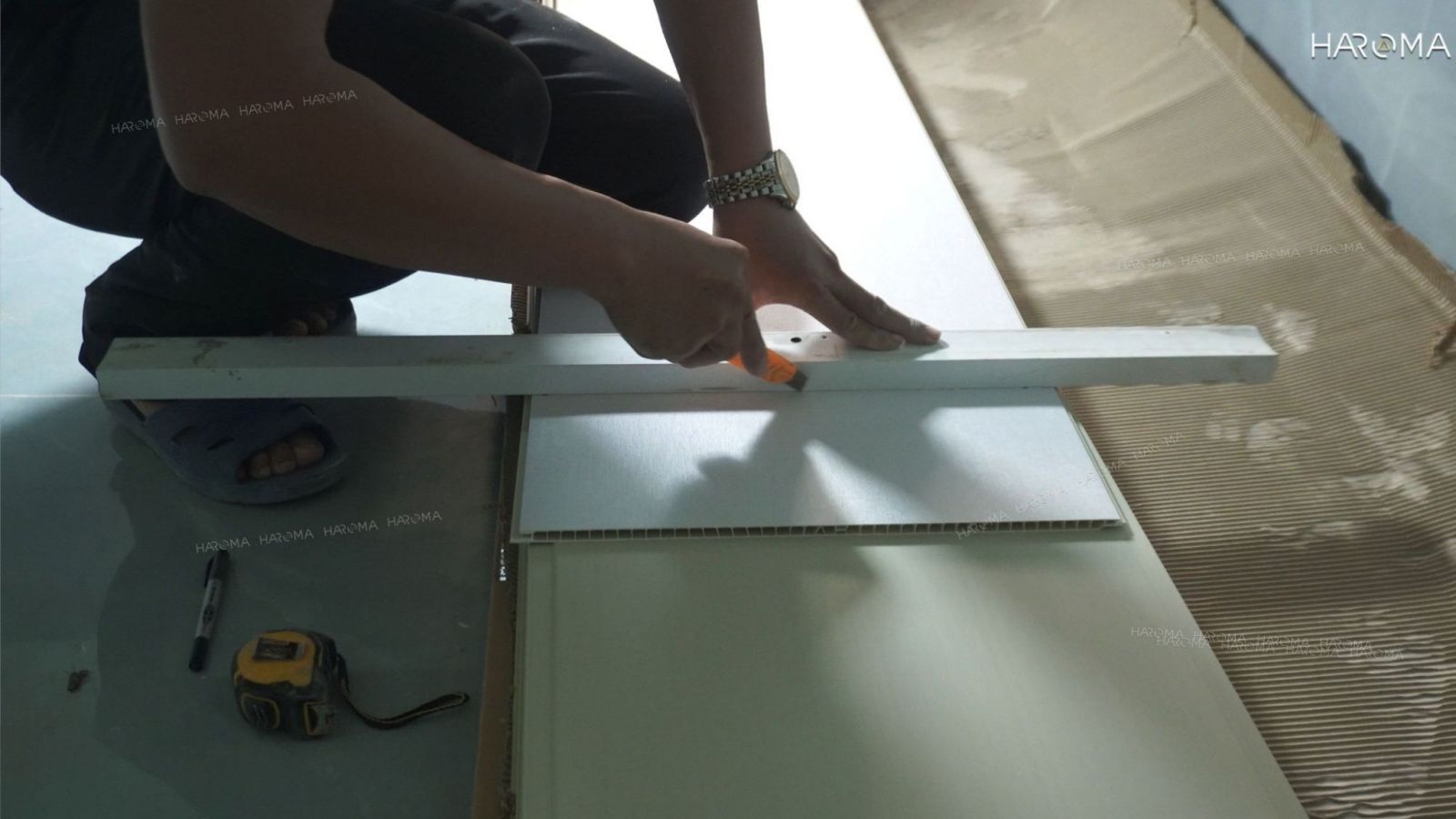 Hướng dẫn các bước thi công tấm ốp nhựa nano trắng cải tạo tường nhà ẩm mốc bong tróc