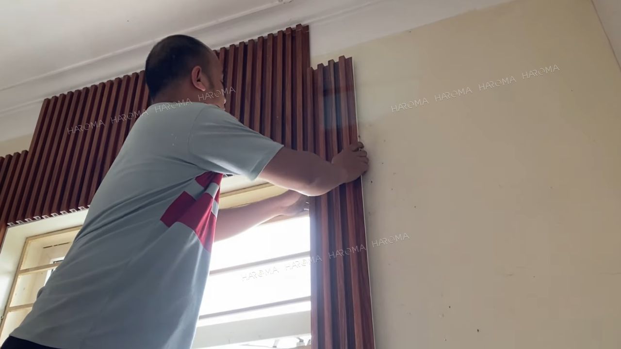 Thi công tấm ốp tường lam sóng nên thuê thợ hay tự lắp đặt?