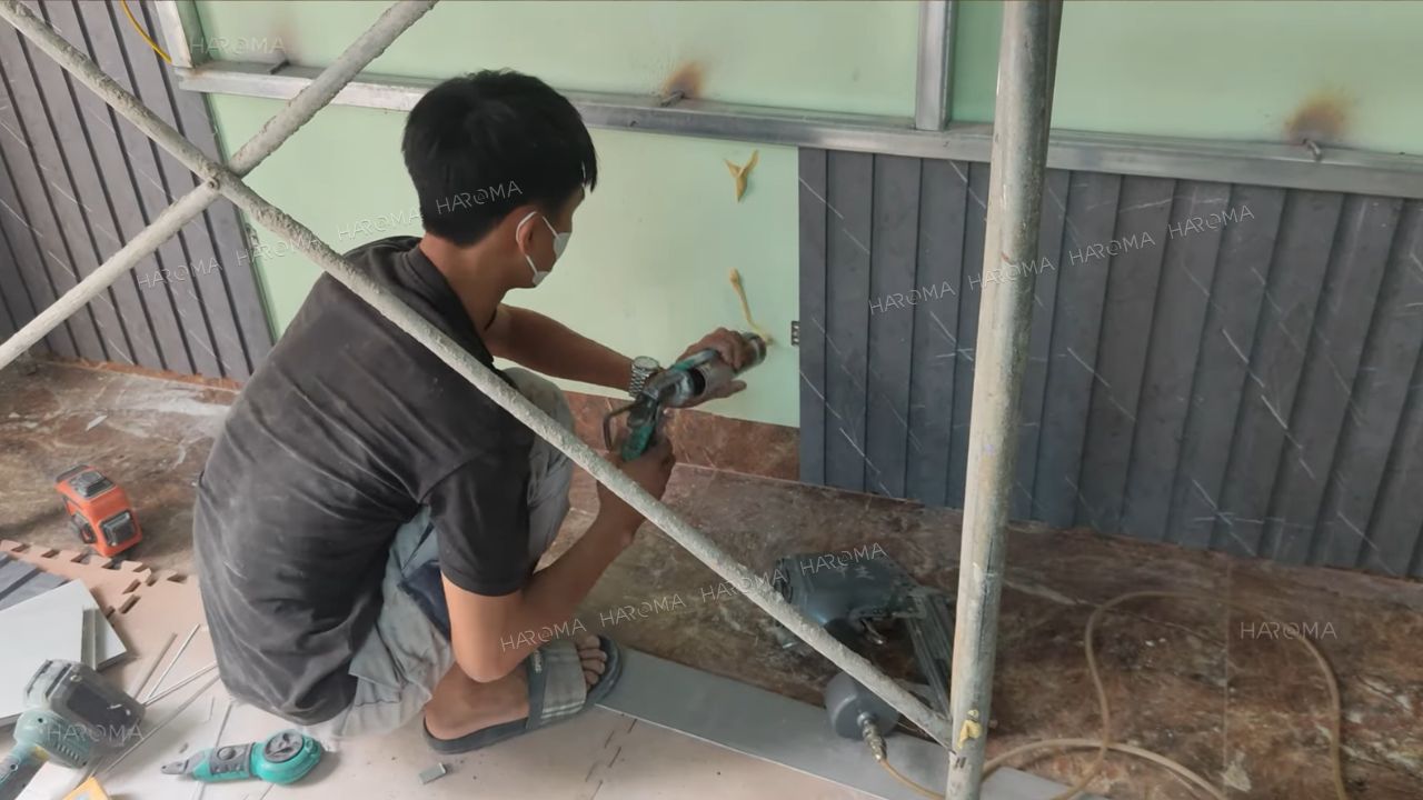 Thi công tấm ốp tường lam sóng nên thuê thợ hay tự lắp đặt?