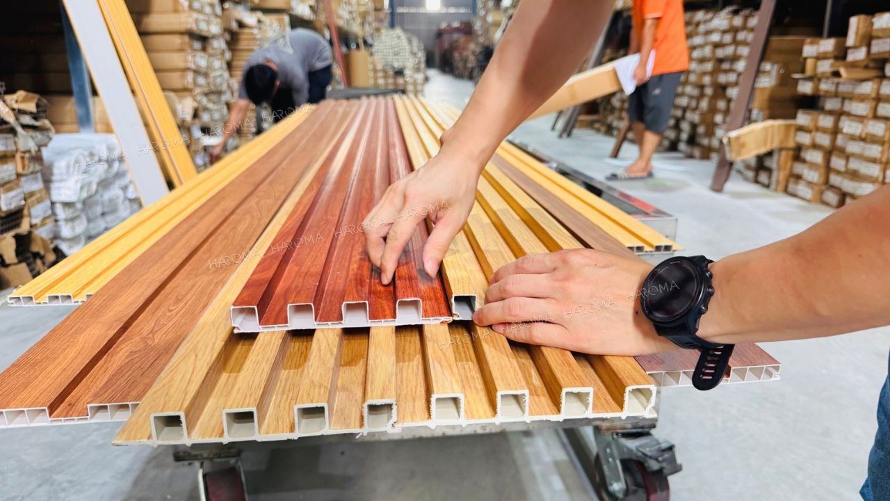 Thi công tấm ốp tường lam sóng nên thuê thợ hay tự lắp đặt?
