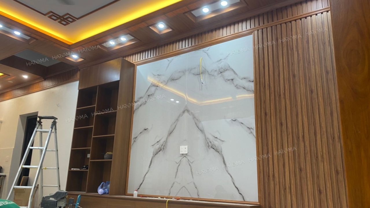 Thi công tấm ốp tường lam sóng nên thuê thợ hay tự lắp đặt?