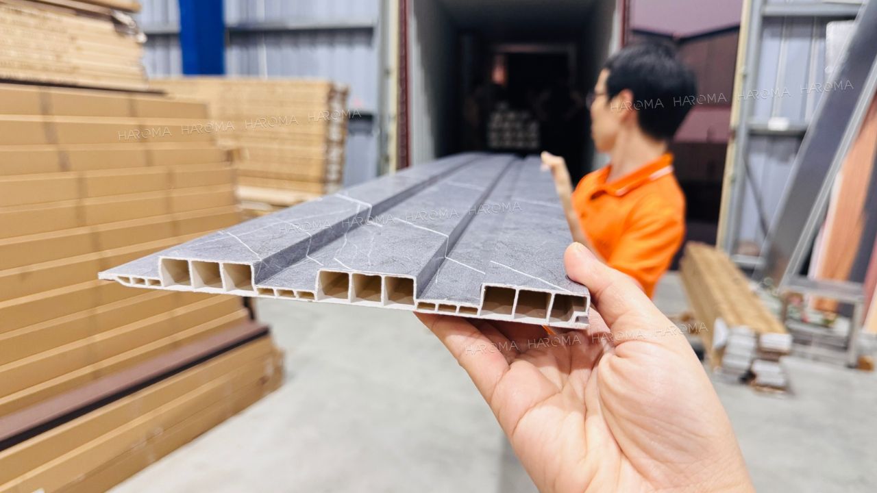 Tấm nhựa ốp tường nano kết hợp lam sóng cải tạo nhà cực đẹp!