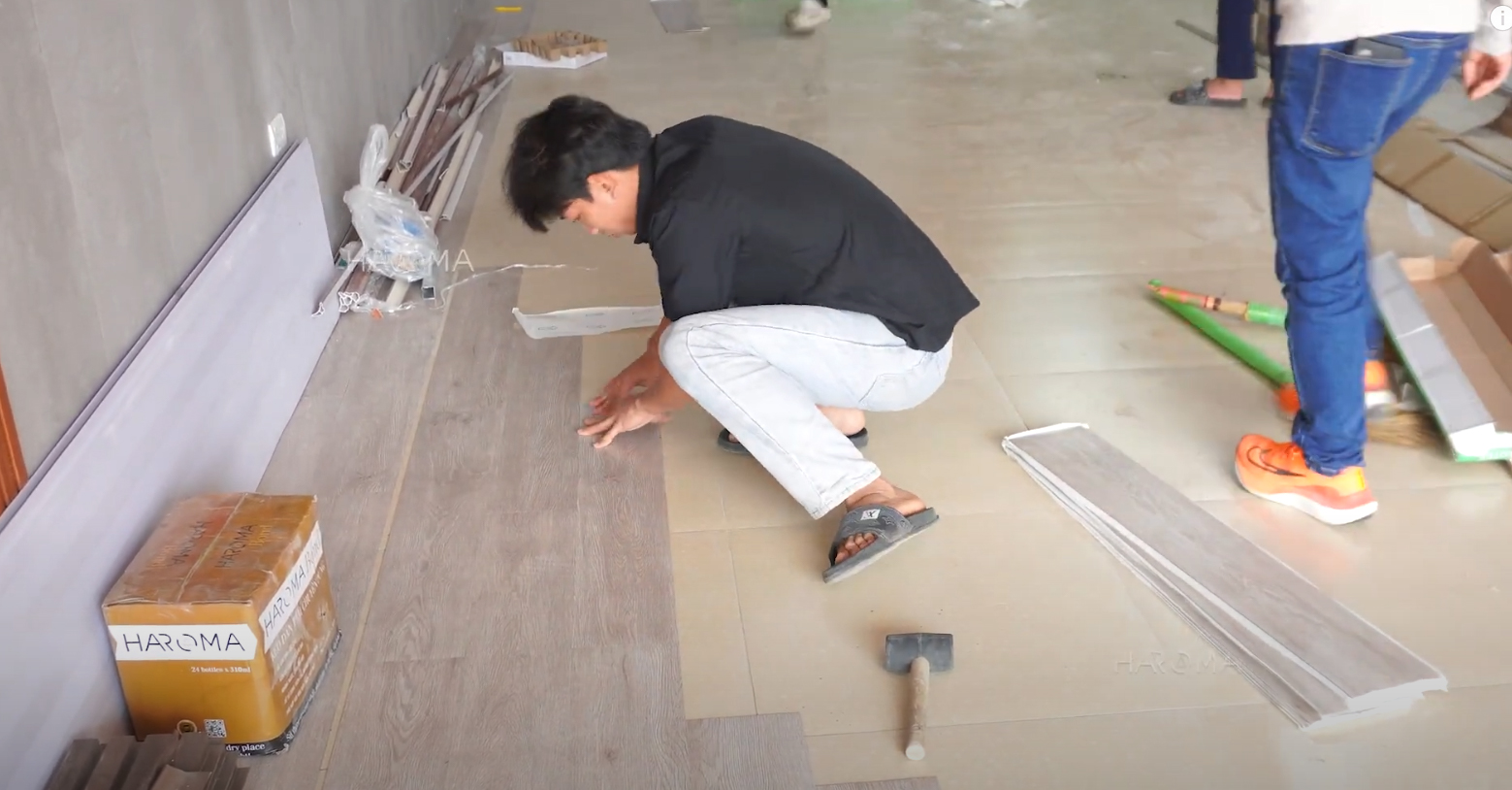 Công thợ là một trong những yếu tố tác động chi phí thi công hoàn thiện sàn nhựa