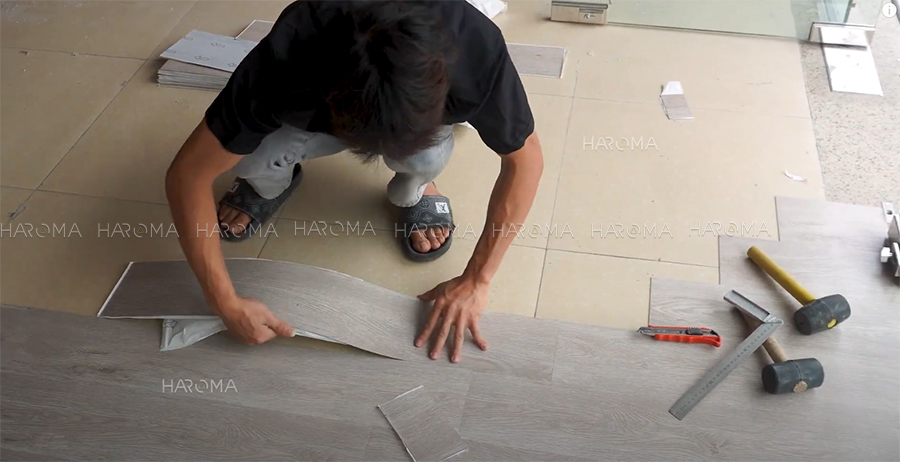 Sàn nhựa giả gỗ bị cong vênh nguyên nhân do đâu? Cách khắc phục thế nào?