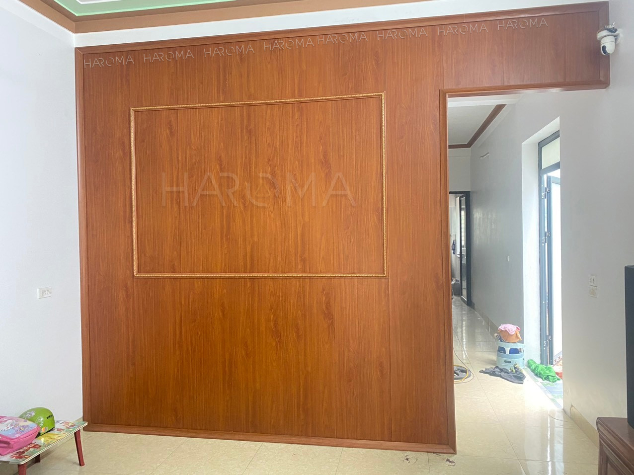 So sánh ưu nhược điểm tấm vách ngăn nhựa 2 mặt & vách ngăn thạch cao